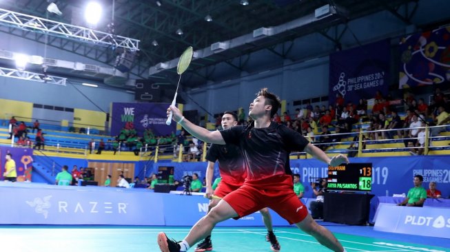 Pasangan ganda putra Indonesia, Wahyu Nayaka Arya Pangkaryanira/Ade Yusuf Santoso, melenggang ke perempat final nomor perorangan SEA Games 2019 usai menang atas Do Tuan Duc/Pham Hong Nam (Vietnam), Jumat (6/12). [Humas PBSI]