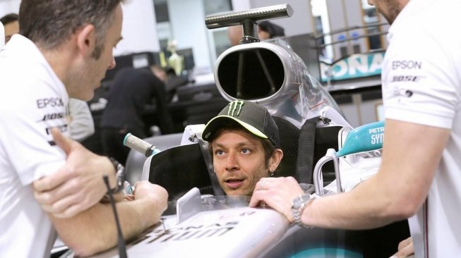 Valentino Rossi saat menjajal mobil Formula 1 dari tim Mercedes. (Instagram)