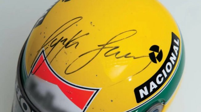 Helm pembalap legendaris Formula 1 Aytron Senna. (silodrome.com)