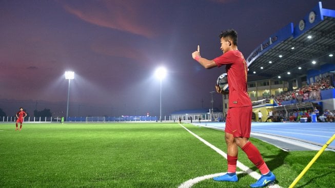 Pemain Timnas Indonesia U-22 Sani Rizky bersiap mengambil tendangan sudut saat melawan Timnas Laos dalam pertandingan Grup B SEA Games 2019 di Stadion City of Imus Grandstand, Filipina, Kamis (5/12/2019). Timnas Indonesia U-22 berhasil melaju semifinal setelah mengalahkan Laos 4-0. ANTARA FOTO/Sigid Kurniawan