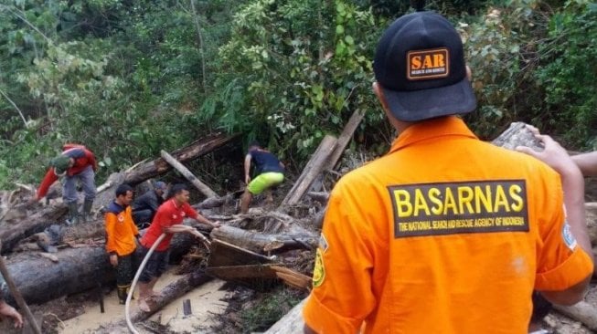 Tertimbun Longsor Selama 4 Hari, Ayah dan Anak Tewas Mengenaskan