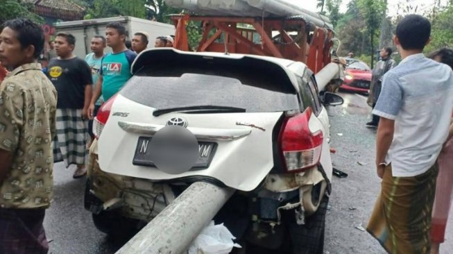 Gara-Gara Ban Pecah, Toyota Yaris Tertusuk Tiang Listrik di Lumajang