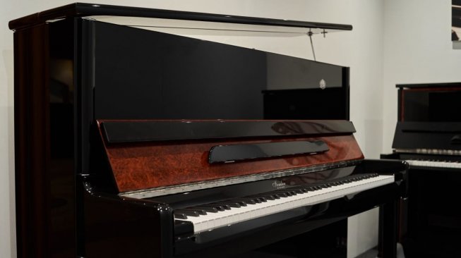 Piano upright dari The Grand Signature Piano yang dimainkan Honne saat konser di Jakarta. [istimewa]