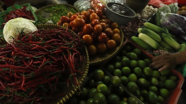 Pedagang beraktivitas di Pasar Minggu, Jakarta Selatan, Jumat (6/12). [Suara.com/Angga Budhiyanto]