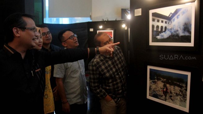 Direktur Umum dan SDM BPJAMSOSTEK, Naufal Mahfudz bersama Direktur Keuangan BPJAMSOSTEK, Evi Afiatin saat menghadiri pameran foto di lobi BPJAMSOSTEK Jakarta, Jumat (12/6). [Suara.com/Oke Atmaja]
