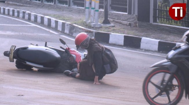 Terpeleset Lumpur, Belasan Pengendara di Magetan Jatuh