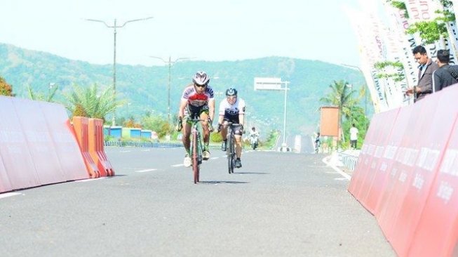 125 Pebalap Sepeda Adu Cepat Rebut Piala Bupati Lobar