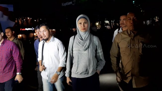 Keluarga Ghatan Saleh Hilabi dan pengacara menyambangi Polda Metro Jaya, Sabtu (7/12/2019) sore. [Herwanto/Suara.com]