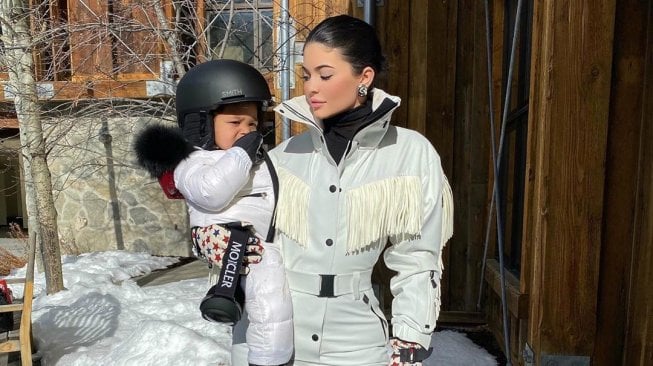 Kylie Jenner Ajak Stormi Webster Kolaborasi di Koleksi Makeup Terbaru