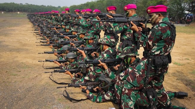 Prajurit Korps Marinir TNI Angkatan Laut bersiap menembak saat Pemecahan Museum Rekor-Dunia Indonesia (MURI) di Lapangan Tembak Internasional FX. Soepramono, Bhumi Marinir Karangpilang, Surabaya, Jawa Timur, Sabtu (7/12).   [ANTARA FOTO/Didik Suhartono]