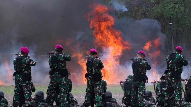 Prajurit Korps Marinir TNI Angkatan Laut bersiap menembak saat Pemecahan Museum Rekor-Dunia Indonesia (MURI) di Lapangan Tembak Internasional FX. Soepramono, Bhumi Marinir Karangpilang, Surabaya, Jawa Timur, Sabtu (7/12).   [ANTARA FOTO/Didik Suhartono]