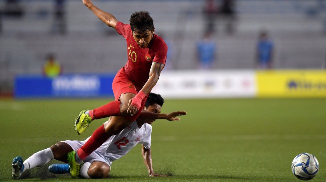 Pemain Timnas U-22 Indonesia Osvaldo Haay (atas) menggiring bola melewati pemain Timnas Myanmar Aung Wunna Soe dalam pertandingan Semifinal SEA Games 2019 di Stadion Rizal Memorial, Manila, Filipina, Sabtu (7/12). [ANTARA FOTO/Sigid Kurniawan]
