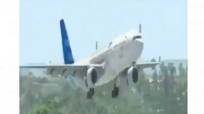 Bidik layar soal video pesawat berlogo Garuda Indonesia di video Tik Tok. (istimewa).