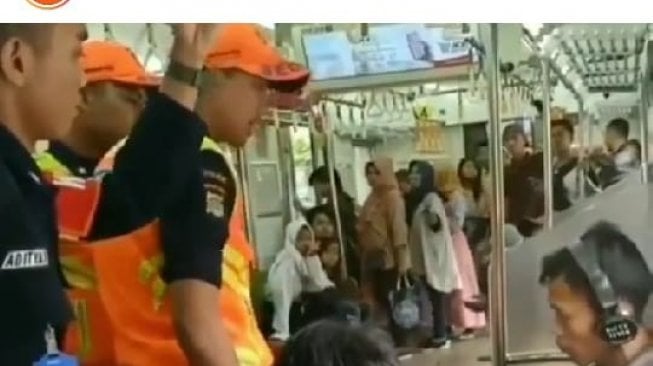 Bidik layar video viral penumpang KRL dipaksa turun karena merokok di gerbong. (istimewa).