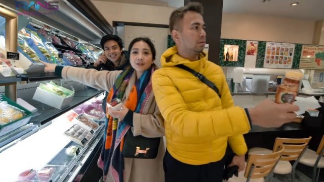 Raffi Ahmad dan Nagita Slavina membeli buah di sebuah toko yang terkenal di Jepang. [RANS Entertainment]