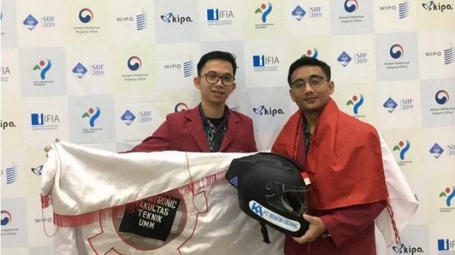 Dua mahasiswa FT UMM, Tito Setyawal Putra dan Dwi Puji Laksono yang meraih medali perunggu di ajang Seoul International Invention Fair (SIIF) 2019, belum lama ini [ANTARA/HO/UMM].