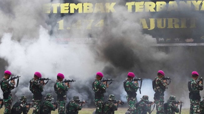 Prajurit Korps Marinir TNI Angkatan Laut bersiap menembak saat Pemecahan Museum Rekor-Dunia Indonesia (MURI) di Lapangan Tembak Internasional FX. Soepramono, Bhumi Marinir Karangpilang, Surabaya, Jawa Timur, Sabtu (7/12).   [ANTARA FOTO/Didik Suhartono]