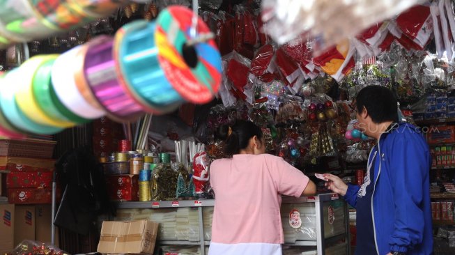 Suasana toko pernak-pernik Natal di Pasar Asemka, Jakarta, Sabtu (7/12).   [Suara.com/Alfian Winanto]