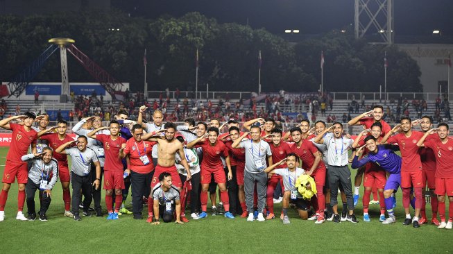 Para pemain dan ofisial Timnas U-22 Indonesia memberikan hormat usai mengalahkan Timnas Myanmar dalam pertandingan Semifinal SEA Games 2019 di Stadion Rizal Memorial, Manila, Filipina, Sabtu (7/12). [ANTARA FOTO/Sigid Kurniawan]