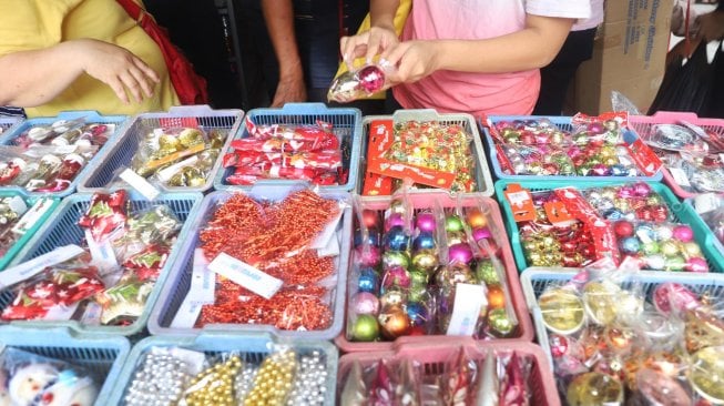 Suasana toko pernak-pernik Natal di Pasar Asemka, Jakarta, Sabtu (7/12).   [Suara.com/Alfian Winanto]