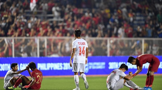 Pemain Timnas U-22 Indonesia Osvaldo Haay (kedua kiri) dan Sani Rizky (kanan) menghibur pemain Timnas Myanmar yang kalah dalam pertandingan Semifinal SEA Games 2019 di Stadion Rizal Memorial, Manila, Filipina, Sabtu (7/12). [ANTARA FOTO/Sigid Kurniawan]