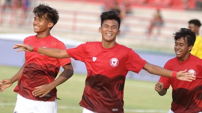 Pesepak bola Indonesia U-20 All Stars Sutan Zico (tengah) melakukan selebrasi usai mencetak gol ke gawang Arsenal U-18 saat pertandingan perebutan tempat ketiga U-20 International Cup 2019 di Stadion Kapten I Wayan Dipta, Gianyar, Bali, Sabtu (7/12). [ANTARA FOTO/Fikri Yusuf]