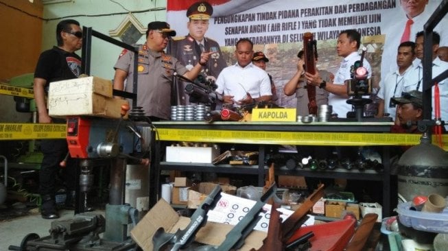 Polda Jatim Gerebek Gudang Pembuatan Senjata Ilegal di Lumajang