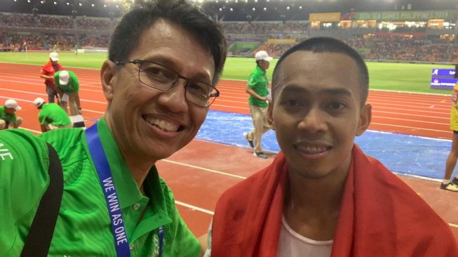 Atlet Sapwaturrahman bersama Sekjen PB PASI Tigor Tanjung (kiri) merayakan keberhasil meraih medali emas nomor lompat jauh putra SEA Games 2019 yang digelar di Stadion Atletik New Clark City, Filipina, Sabtu. (7/12). [Dok. PB PASI]