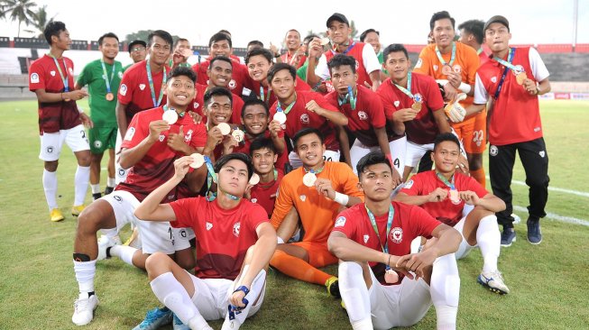 Sejumlah pesepak bola Indonesia U-20 All Stars berfoto usai penyerahan medali U-20 International Cup 2019 di Stadion Kapten I Wayan Dipta, Gianyar, Bali, Sabtu (7/12). [ANTARA FOTO/Fikri Yusuf]