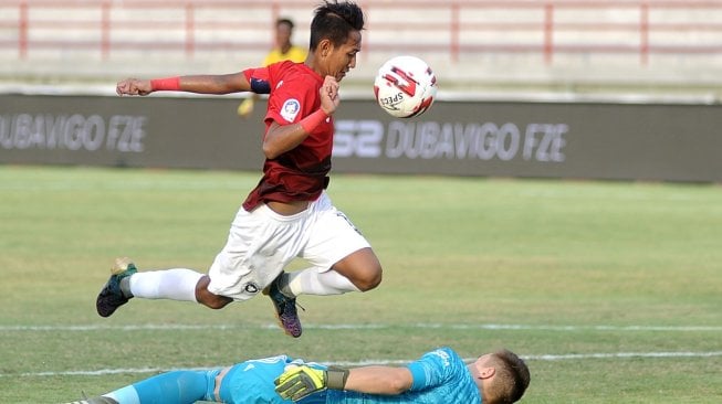 Pesepak bola Indonesia U-20 All Stars Beckham Putra (atas) berusaha melewati penjaga gawang Arsenal U-18 Hubert Graczyk (bawah) saat pertandingan perebutan tempat ketiga U-20 International Cup 2019 di Stadion Kapten I Wayan Dipta, Gianyar, Bali, Sabtu (7/12). [ANTARA FOTO/Fikri Yusuf]