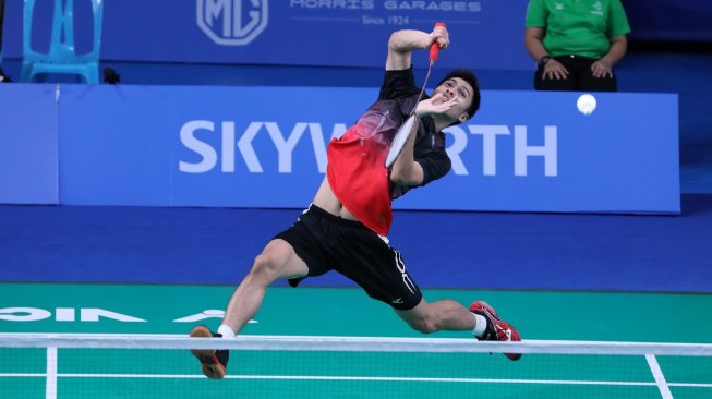 Pebulutangkis tunggal putra Indonesia, Shesar Hiren Rhustavito, terhenti di perempat final SEA Games 2019 usai kalah dari Loh Kean Yew (Singapura), Sabtu (7/12). [Humas PBSI]