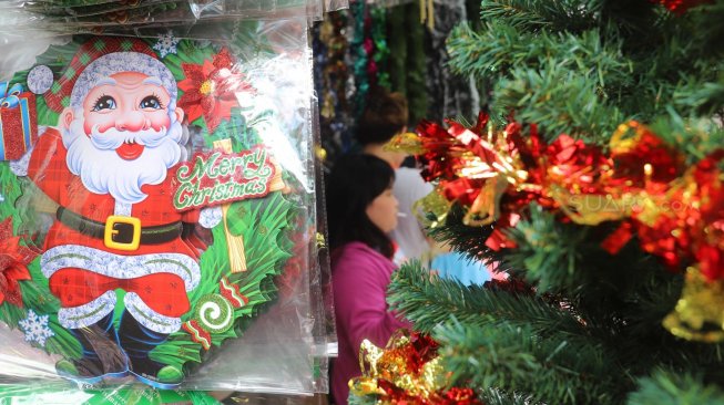 Berburu Pernak-pernik Natal di Pasar Asemka