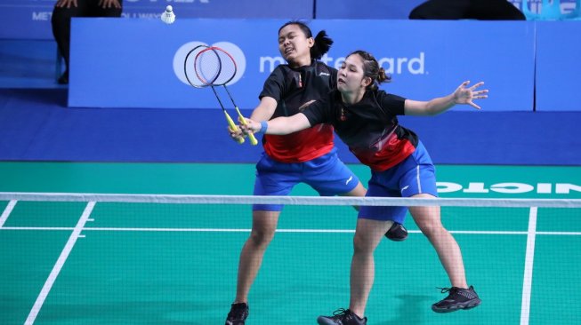 Pasangan ganda putri Indonesia, Siti Fadia Silva Ramadhanti/Ribka Sugiarto, gagal melaju ke semifinal SEA Games 2019 usai kalah dari Chow Mei Kuan/Lee Meng Yean (Malaysia), Sabtu (7/12). [Humas PBSI]