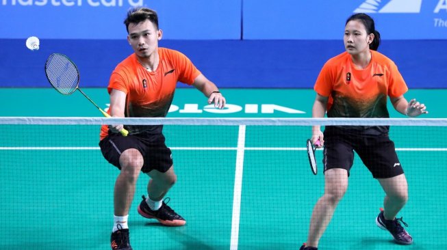 Pasangan ganda campuran Indonesia, Rinov Rivaldy/Pitha Haningtyas Mentari, lolos ke semifinal SEA Games 2019 usai kalahkan Nipitphon Phuangphuapet/Savitree Amitrapai (Thailand), Sabtu (7/12). [Humas PBSI]