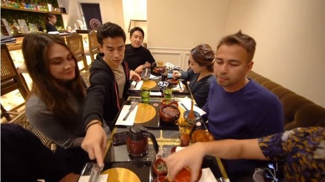 Raffi Ahmad dan Nagita Slavina di Restoran Milik Ryochin (youtube.com/Rans Entertainment)