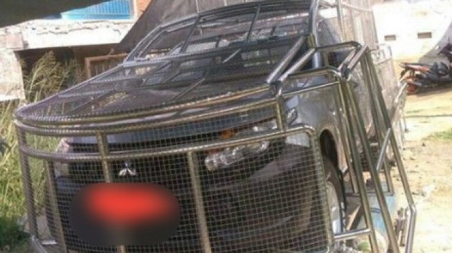 Mobil Mitsubishi Ini Dipasangi Jeruji Besi, Disangka Mau Ikut Lomba Kicau