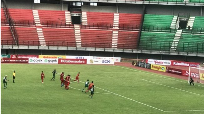 Suasana laga Liga 1 2019 antara Persebaya Surabaya vs Bhayangkara FC di Stadion Gelora Bung Tomo (GBT), Surabaya, Minggu (8/12/2019) sore WIB. (ANTARA FOTO/Fiqih Arfani)