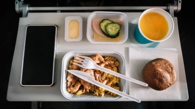 Makanan di pesawat terbang/in-flight meals. (Shutterstock)