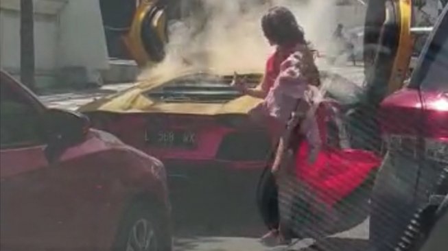 Lamborghini Keluarkan Asap di Surabaya, 2 Wanita Bergaun Berhamburan Keluar