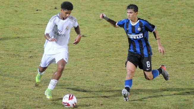 Pesepak bola Real Madrid U-18 Peter Federico Gonzalez Carmona (kiri) berebut bola dengan pesepak bola Inter Milan U-18 Mattia Mirachi (kanan) saat pertandingan babak Final U-20 International Cup 2019 di Stadion Kapten I Wayan Dipta, Gianyar, Bali, Sabtu (7/12). [ANTARA FOTO/Fikri Yusuf]