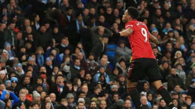 Striker Manchester United Anthony Martial merayakan golnya usai mencetak gol kedua mereka  selama pertandingan sepak bola Liga Inggris antara Manchester City melawan Manchester United di Stadion Etihad, Manchester, Inggris, Sabtu (7/12). [Lindsey Parnaby / AFP]