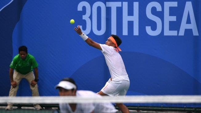 Petenis ganda campuran Indonesia Christopher Rungkat (kanan) yang berpasangan dengan Aldila Sutjiadi melakukan servis ke arah ganda campuran Thailand Sanchai Ratiwatana dan Tamarine Tanasugarn dalam babak final ganda campuran SEA Games 2019 di lapangan Rizal Memorial Tennis Center, Manila, Filipina, Sabtu (7/12). [ANTARA FOTO/Sigid Kurniawan]