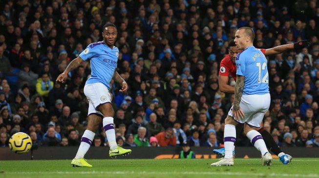 Striker Manchester United Anthony Martial menembak untuk mencetak gol  selama pertandingan sepak bola Liga Inggris antara Manchester City melawan Manchester United di Stadion Etihad, Manchester, Inggris, Sabtu (7/12). [Lindsey Parnaby / AFP]
