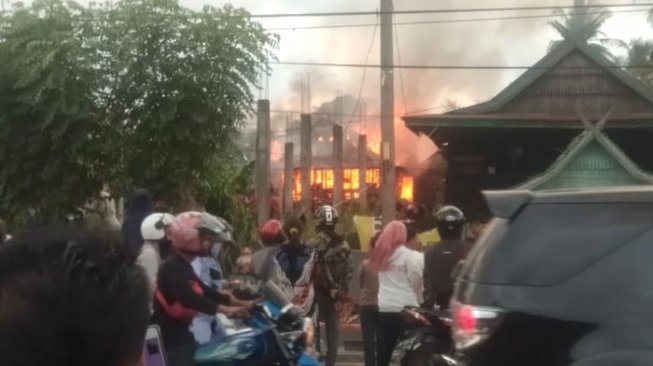 Asyik Merokok di Pangka-pangka, Rumah di Manarang Pinrang Terbakar