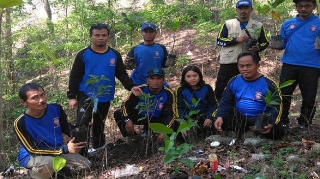 Cegah Serangan Kera, Warga Lereng Gunung Gandul Tanam 1.000 Pohon