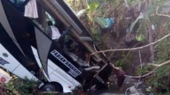 Petugas Berhasil Evakuasi Badan Bus yang Terjun ke Sungai di Blitar