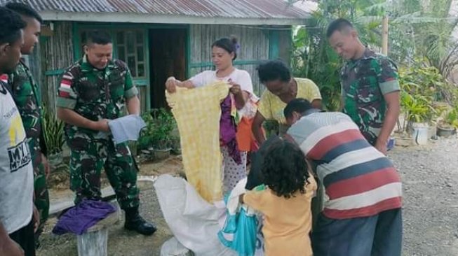 Satgas Yonif R 142/KJ Serahkan Amanah Warga Jambi Kepada Warga Perbatasan