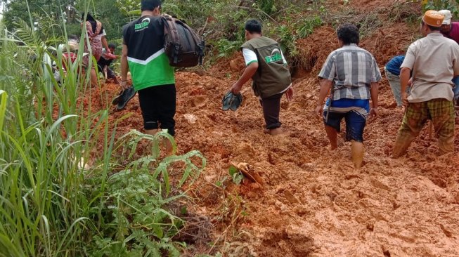 Sembilan Warga yang Tertimbun Longsor Citorek Penambang Emas Ilegal