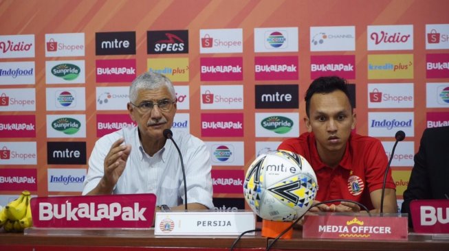 Pelatih Persija Edson Tavares (kiri) dan pemainnya Rachmad Hidayat usai pertandingan melawan Perseru Badak Lampung FC, Minggu (8/12/2019). (dok. Persija).