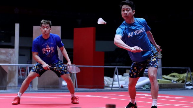 Pasangan ganda putra Indonesia, Kevin Sanjaya Sukamuljo/Marcus Fernaldi Gideon, menjalani latihan perdana di Tianhe Gymnasium, Guangzhou, China pada, Senin (9/12), jelang tampil di kejuaraan BWF World Tour Finals 2019. [Humas PBSI]